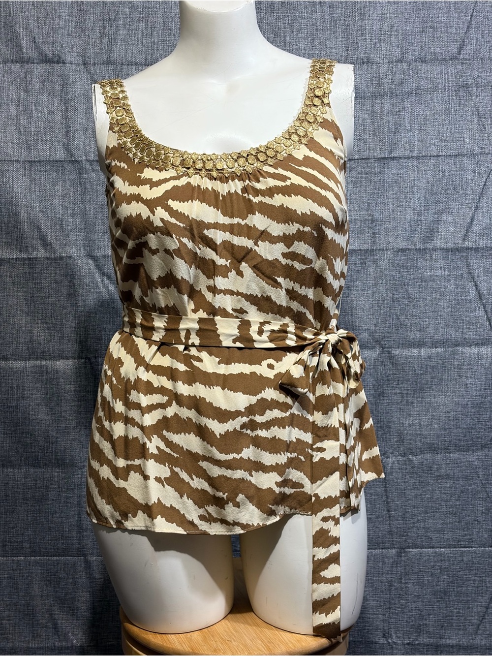BETH BOWLEY 100% Silk Sleeveless Cream Brown & Gold Trim Blouse Vintage Size 10